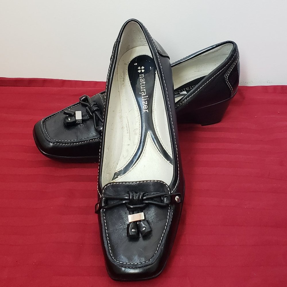 🍁Size 5M Naturalizer Black Loafer with 2" Wedge Heel.